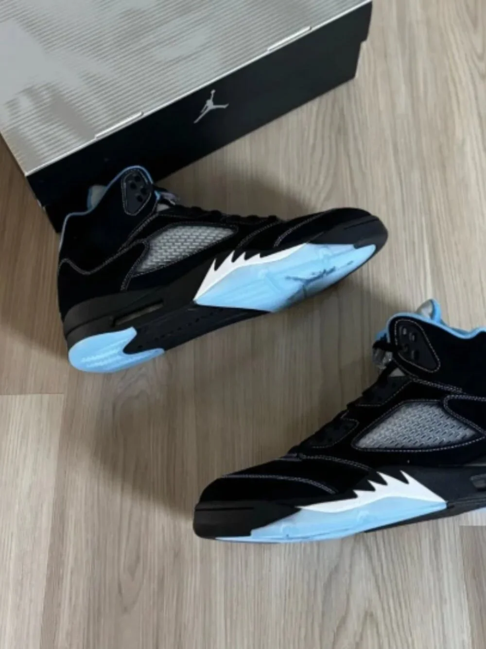 Jordan 5 Retro “Black University Blue”